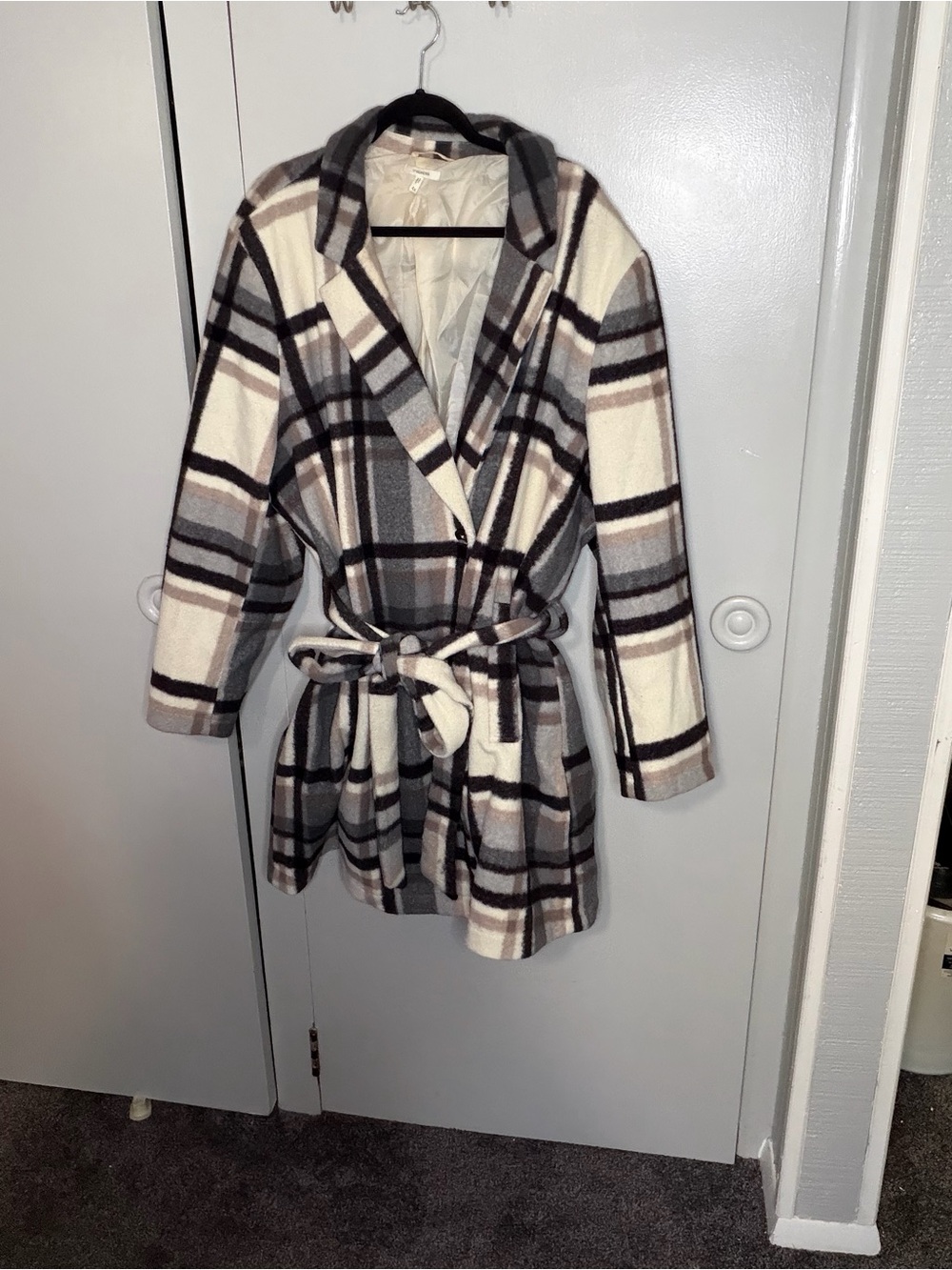 Maurices Cream, Gray & Black Plaid Belted Robe Coat
